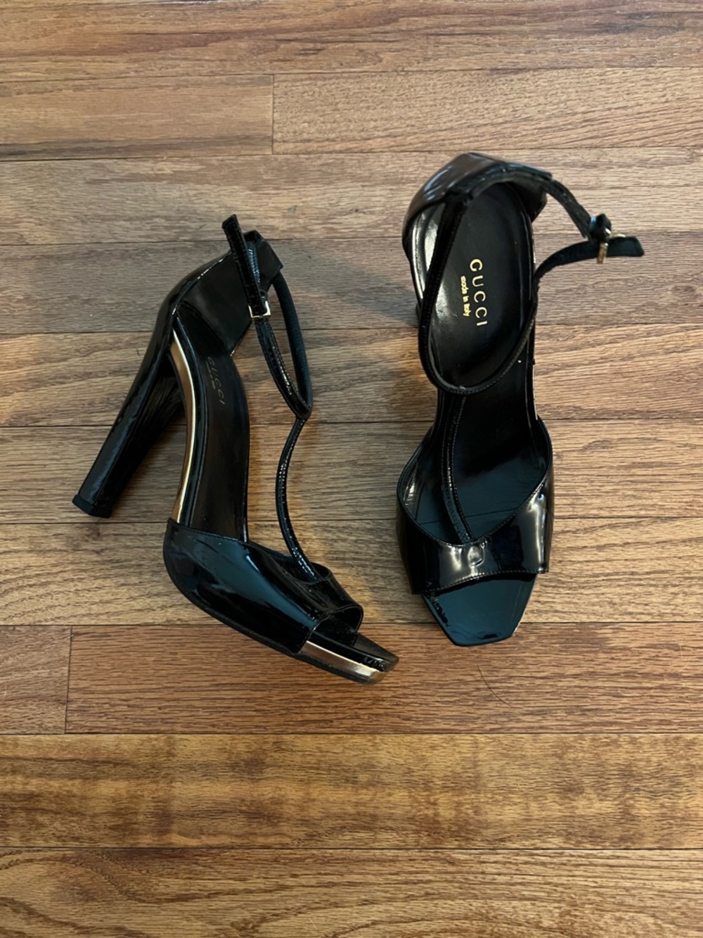 Gucci Black Patent Leather T-Strap High Heels sz39